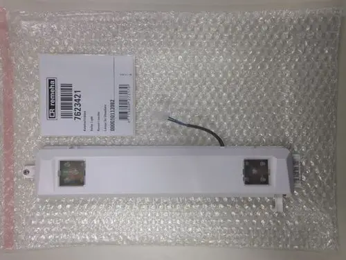 Lichteinheit von Remeha in Schutzverpackung, montiert mit Anschlüssen und Kabeln. Etikett mit Artikelnummer sichtbar.